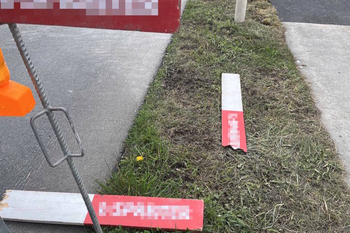 Fahrunfähig in Baustellenabschrankung geprallt