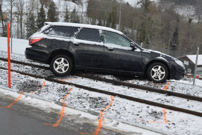 Personenwagen rutscht auf Bahntrasse