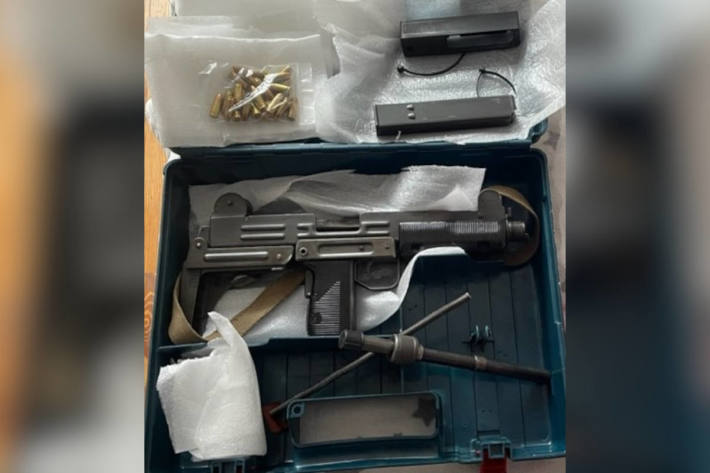 Maschinenpistole in Werkzeugkoffer versteckt – Zollfahnder stellen mehrere Waffen und Munition sicher