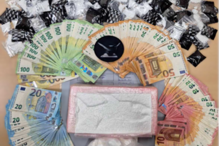 Sichergestelltes Bargeld und Drogen