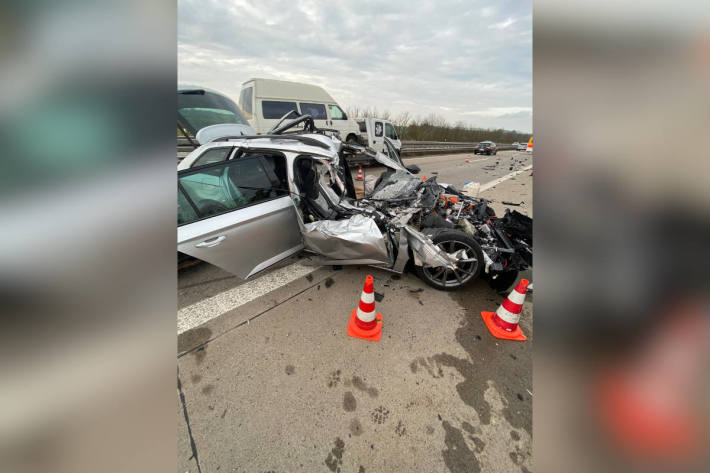 PKW kollidiert mit LKW auf der A63 – Fahrer schwer verletzt