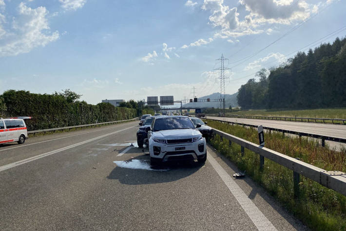 Auffahrkollision mit vier beteiligten Personenwagen auf der A3 bei Kaiseraugst