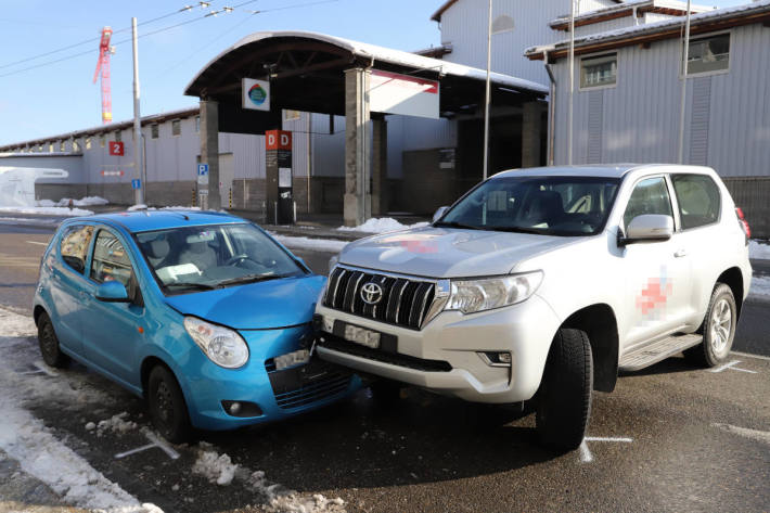 Zwei Personenwagen kollidieren auf der St.Jakob-Strasse
