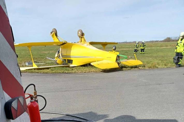 In der Startphase wurde in Leer die Maschine von einem Seitenwind erfasst, das Flugzeug drehte sich und stürzte kopfüber neben die Start- und Landebahn