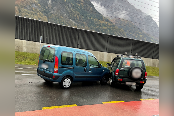 Kollision zwischen zwei Personenwagen in Altdorf