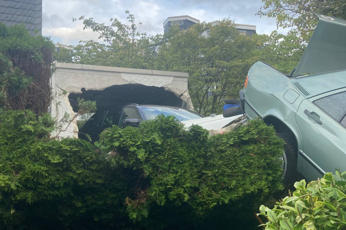 Der BMW durchbrach die Garage und prallte gegen den Mercedes.