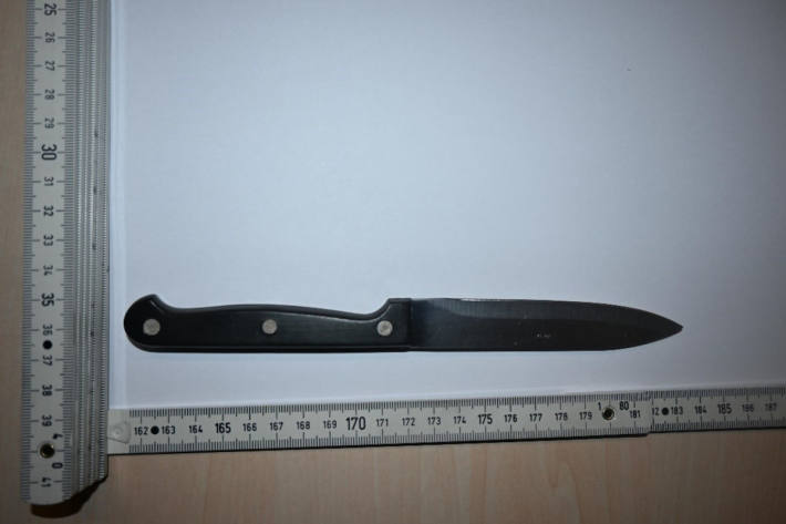 Das Messer konnte kurze Zeit später in Tatortnähe sichergestellt werden.