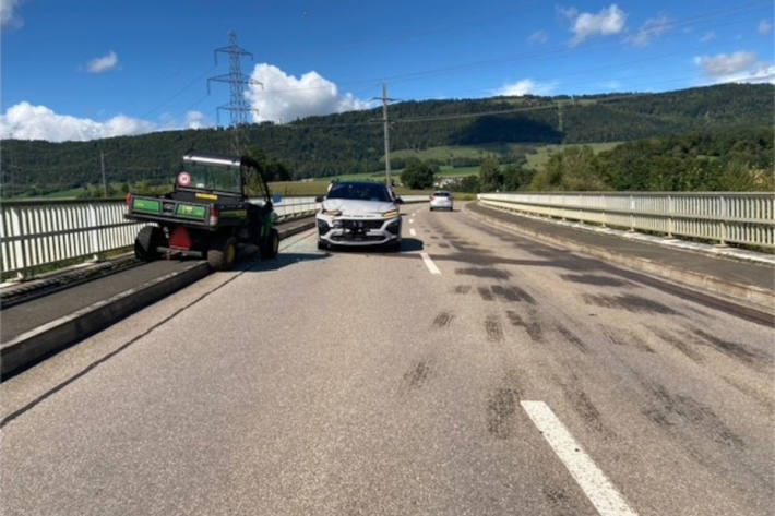 Der Traktor kam von der Fahrbahn ab und stiess gegen das Auto.