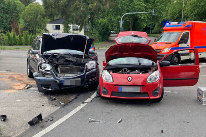 Fünf Personen bei schwerem Unfall verletzt in Erkrath 