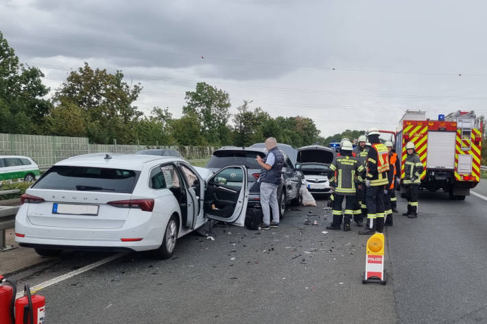 Schwerer Unfall mit 6 beteiligten Fahrzeugen auf der A1