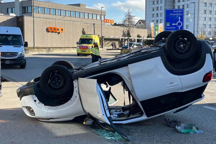 Auf dem Dach liegend zum Stillstand gekommen