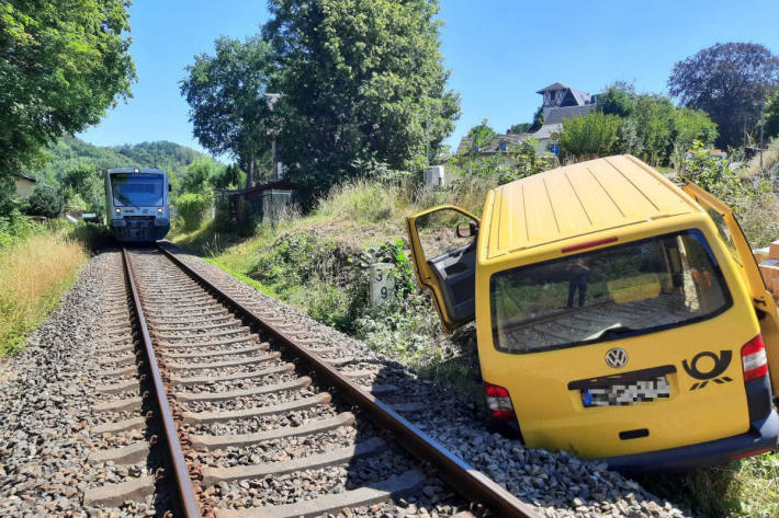 Postauto landet im Gleis in Elsterberg