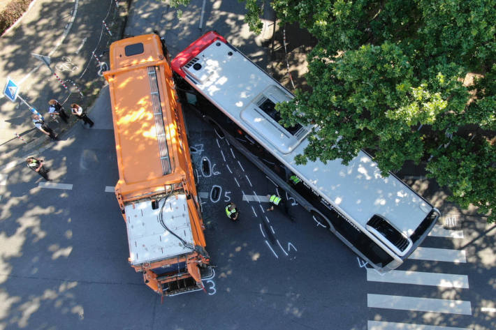 Zehn Verletzte nach Unfall zwischen Linienbus und Müllwagen