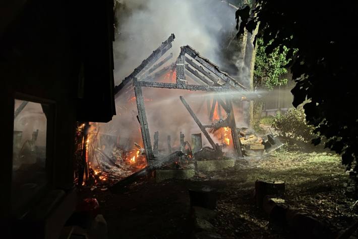 Die Feuerwehr konnte verhindern, dass der Brand auf andere Gebäude überging.