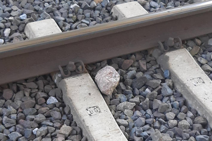 Mehrere Steine wurden auf das Gleisbett geworfen.