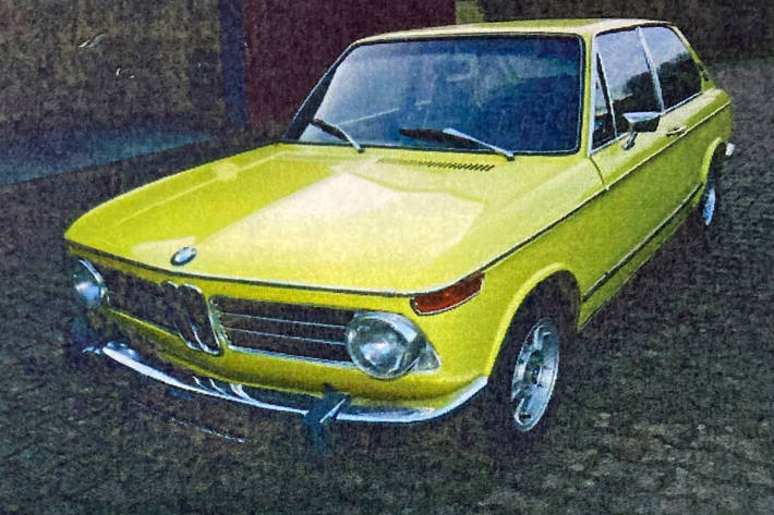 Dieser gelbe BMW 2000 tii wurde vor einem Autohaus in Wülfrath gestohlen.