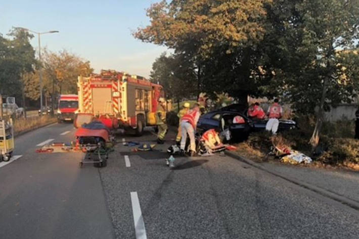 Nach einem schweren Verkehrsunfall sucht die Polizei einen schwarzen PKW