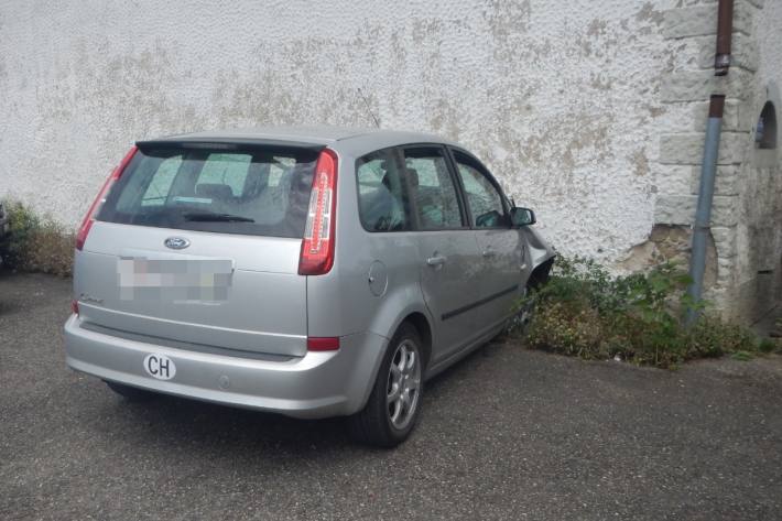 In Riedt bei Erlen TG ist gestern ein Auto in die Hauswand gefahren.