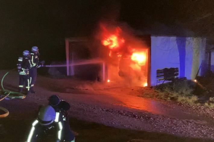 Stichflammen aus Garage