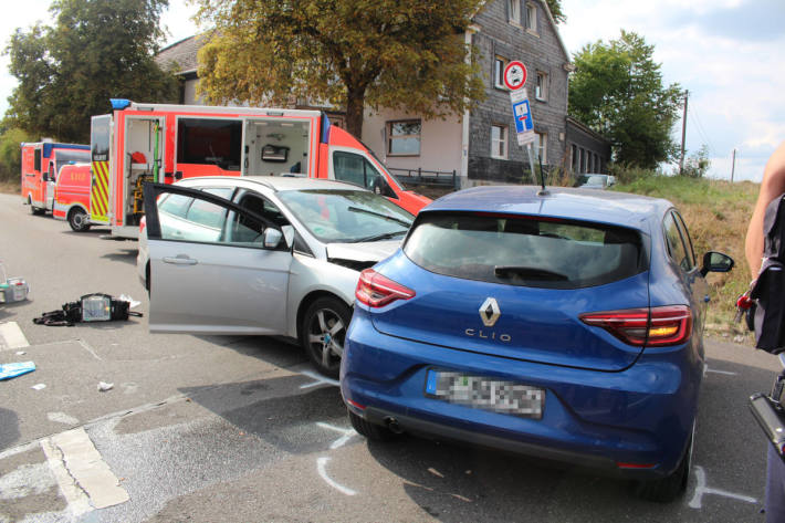 Zusammenstoß im Kreuzungsbereich fordert vier Verletzte
