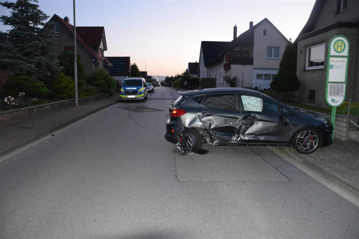 Auto fährt in geparkten Mercedes – Fahrer augenscheinlich betrunken