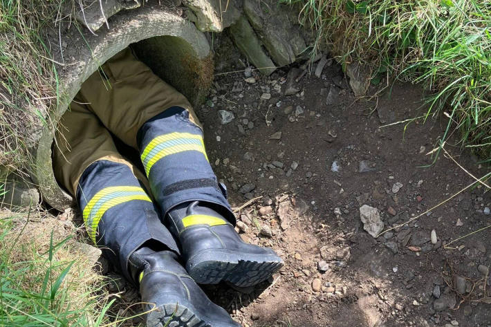 Ein schmaler Feuerwehrmann war gefragt, um in das Rohr zu kriechen.