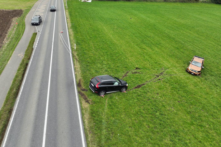 Ein nachfolgendes Auto wurde ebenfalls getroffen und beschädigt. 