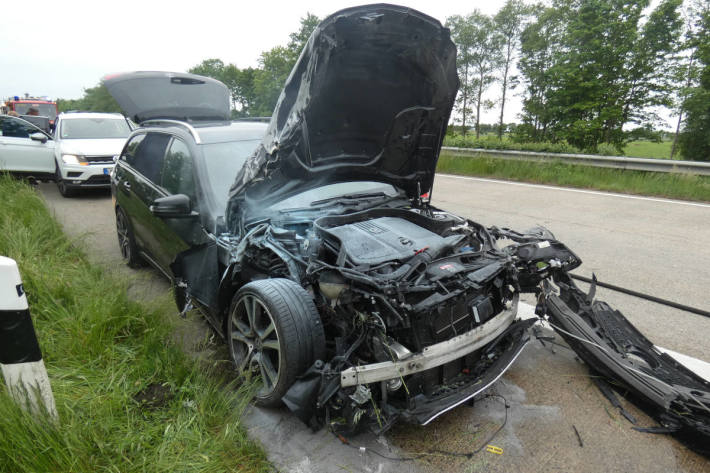 Kollision mit Reisebus verursacht während eines Sekundenschlafs auf der A27