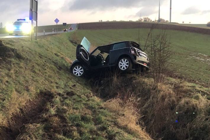 Der Mini hat sich bei Langwieden mehrfach überschlagen.