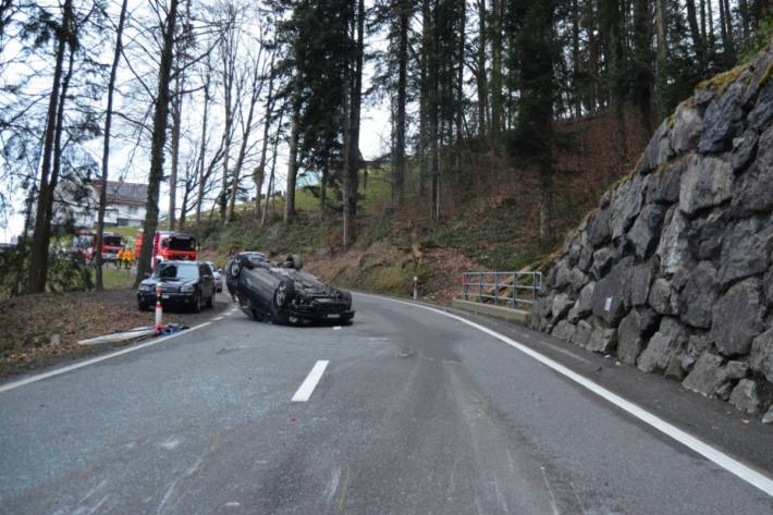 Das Auto landete auf dem Dach.