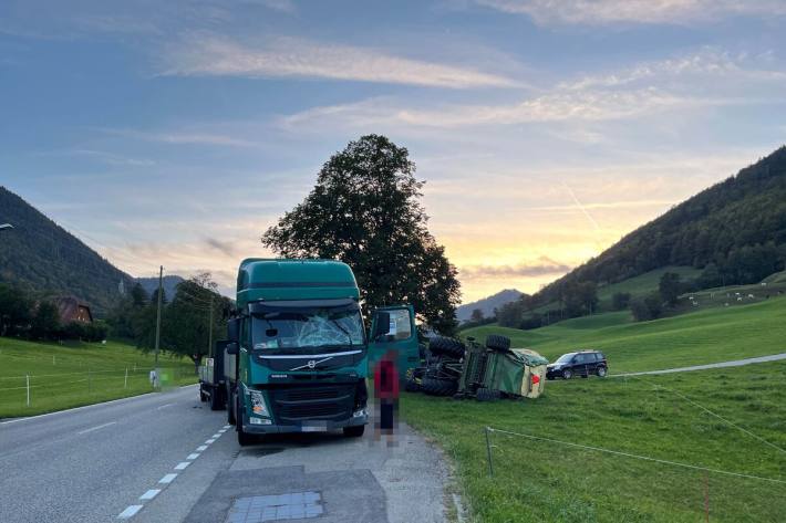 Der Traktor landete im Wiesland
