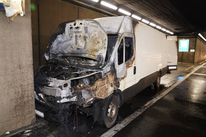 Der Lieferwagen fing im Gotthard-Strassentunnel Feuer