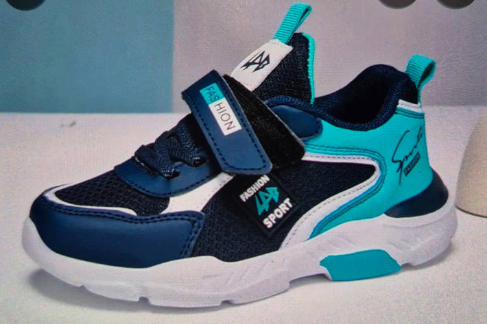 So sehen die Schuhe aus, die der Junge trägt.