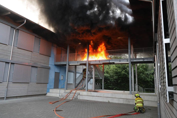 Flammen und Rauch bei Schulpavillons in Zug