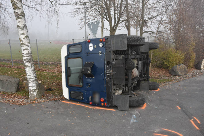 Fahrzeug bei Zusammenstoss in Nendeln umgekippt