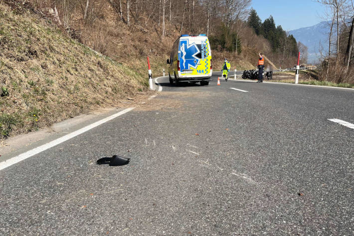 Motorradfahrer verliert Kontrolle und verunfallt