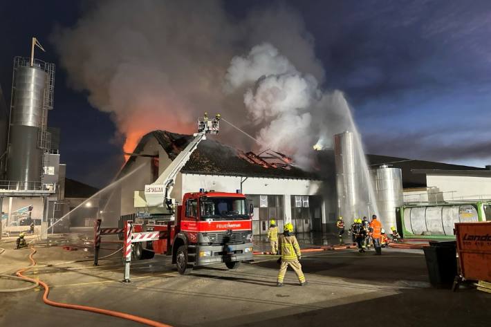 Das Gebäude wurden durch den Brand heute in Galgenen zerstört.