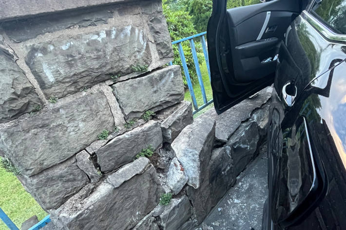 Auch eine Straßenlaterne wurde vom Pkw beschädigt.