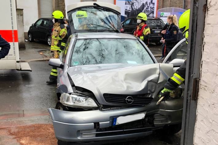 Worms – Eine Frau kracht mit ihrem Fahrzeug in eine Mauer und verletzt sich.