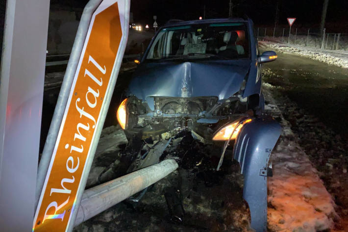 Betrunken Signaltafel mit Auto umgefahren