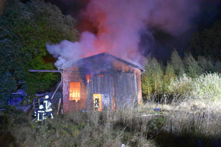 Lagerhalle steht in Flammen