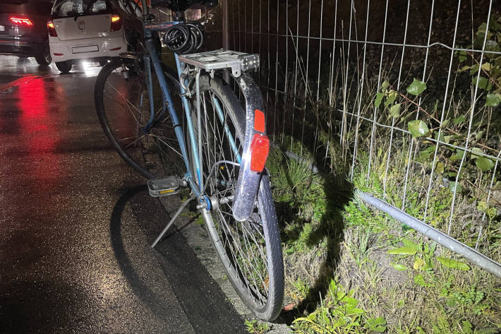 Der Velofahrer wurde bei dem Unfall leicht verletzt