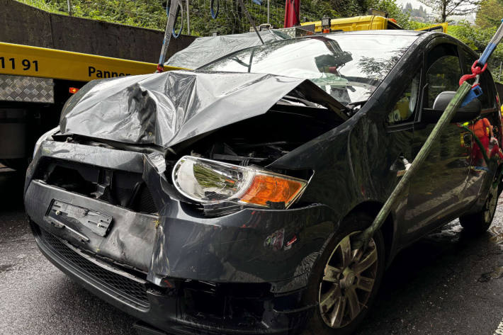 Der total zerstörte Wagen musste geborgen werden.