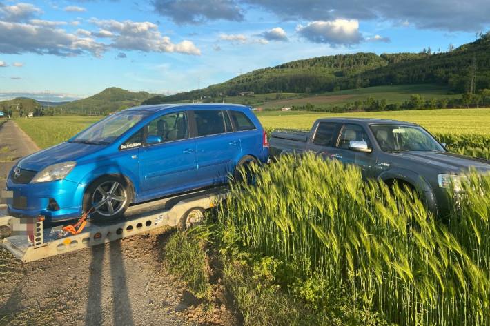 In Zeiningen AG kam gestern eine Fahrzeugkomposition von der Strasse ab.