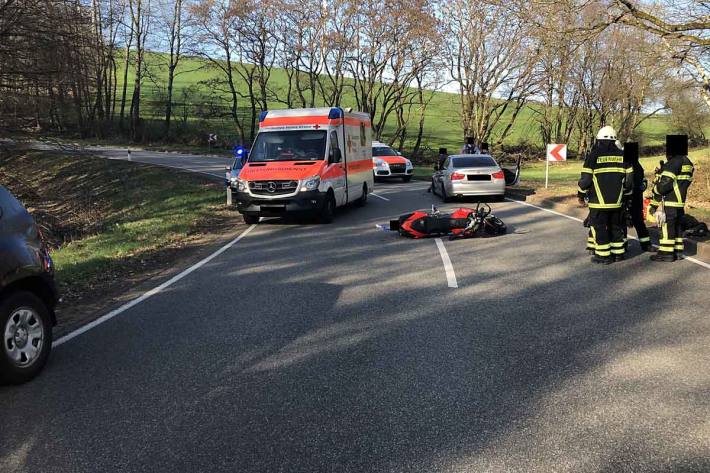 Der 52-jährige Motorradfahrer stieß in Herschweiler-Pettersheim in einer Rechtskurve mit einem entgegenkommenden BMW zusammen