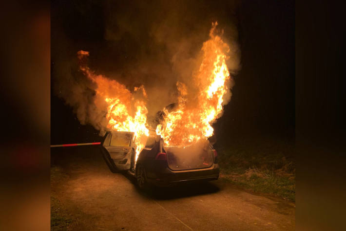 VW Golf brennt aus noch ungeklärter Ursache aus