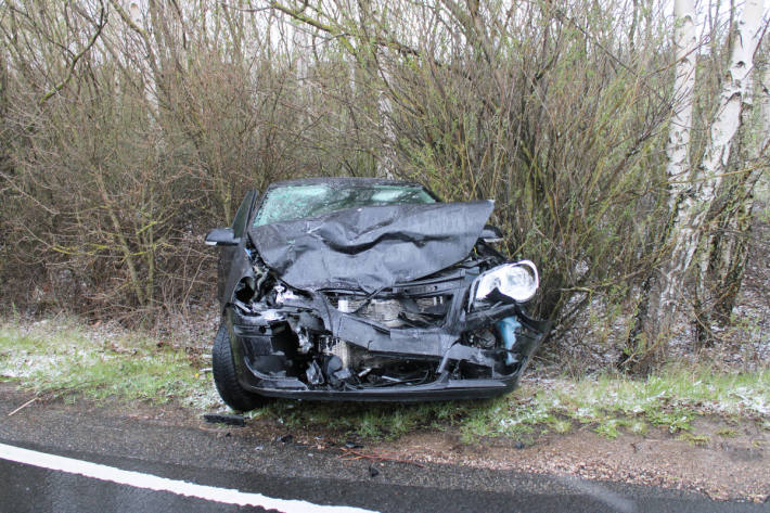 Verkehrsunfall zwischen Linienbus und Pkw in Merzenich