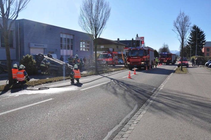 Auto überschlägt sich nach Kollision in Selzach