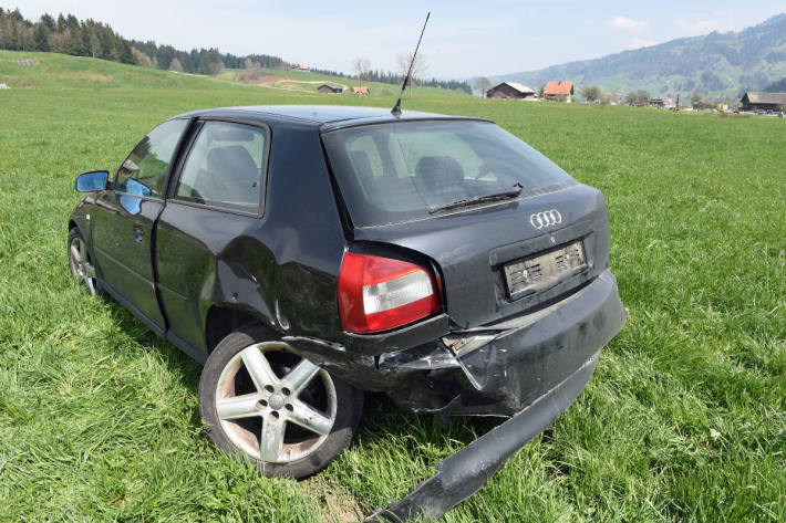 Kollision zwischen zwei Personenwagen – drei Personen verletzt