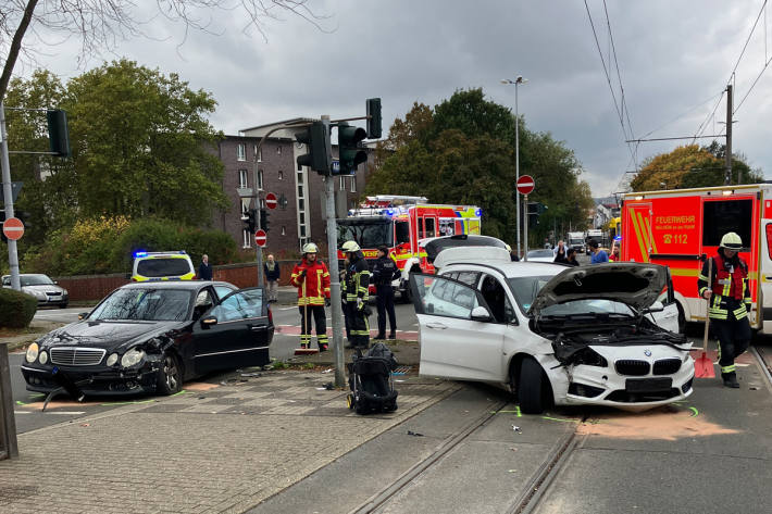 Zwei Pkw kollidierten im Kreuzungsbereich, trotz Ampeln.